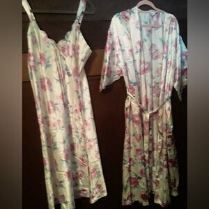 NWOT XL Enchanted Gorgeous & Feminine Beautiful Lingerie nightgown & Robe